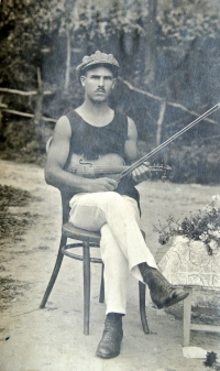 Hungarian dad is a musician, Svatý Štěpán, the 1930s