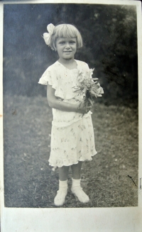 Květa when she was seven years old in Svatý Štěpán in 1934