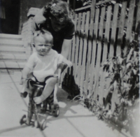 Vlastimil Venclík s maminkou - rok 1944