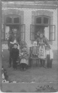 rodina Sabáčků s babičkou - 1930