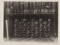 Foto z maturity, levý sloupec 1 a 3 foto manželé Gerlichovi, 5 spolužáků přiznalo po roce 1990, že česko-německý problém se jich týká. 1 maturant Řek