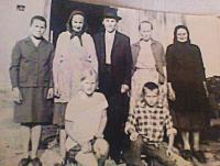 Zleva nahoře: maminka, její macecha, dědeček