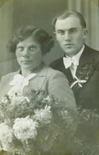 Svatební fotografie rodičů z roku 1936