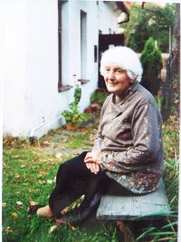 Před svým domem ve Zvědavé uličce v Jilemnici