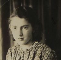 Tonička Hofmanová ve věku 16 let