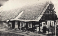 A cottage in Nová Ves nad Popelkou where the witness was born. From the left: Lenka, a servant, witness' mother, her father, her brother, František. Her sister Maruška is absent, as she was ill with measles at the time. 1947 
