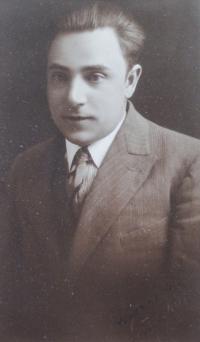 Tatínek Miloslavy Smolíkové Václav Vecker, nar. 29. 9. 1904 / 30. léta