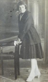 Maminka Miloslavy Smolíkové Marie Veckerová / přelom 20. a 30. let