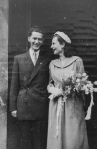 Miloslava a Roman Smolíkovi, svatební fotografie / Praha / 7. 6. 1952