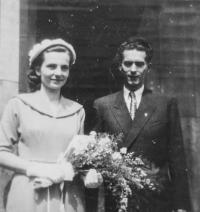 Miloslava a Roman Smolíkovi, svatební fotografie / Praha / 7. 6. 1952