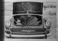 Fotografie doplňující vyšetřovací spis k obžalobě Romana Smolíka, demonstrace člověka ukrytého ve voze Škoda 1000 MB / 1969