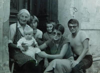 Růžena Dobrovolná with her family in Králíky in 1984