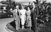 Kotkovi s manželi Hessovými, kteří jim vypomohli v těžkých dobách