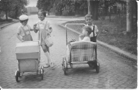 S kamarády v Uherském Hradišti. Blanka Dospělová druhá zleva