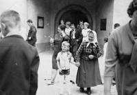 Vlastina babička Marie Kolaříková s jejím nejstarším synem Jaroslavem / kolem roku 1964