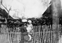 Vlasta Tkadlecová s otcem Josefem Kolaříkem / 1941