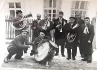 Janza hudebník - 3. zleva s trubkou