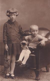1928 - Věra s o pět let mladším bratrem