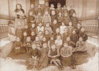 První třída, Věra napravo ve třetí řadě