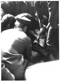 Zraněný chlapec po střelbě u rozhlasu, 21. srpna 1968