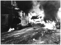 Zřejmě ul. Balbínova a Vinohradská – hořící vůz, 21. srpna 1968