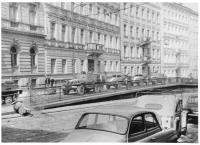 Ruské vozy OT v Mezibranské ulici, 21. srpna 1968