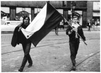 Neznámí mladíci s vlajkou, 21. srpna 1968