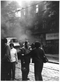 Před budovou rozhlasu, 21. srpna 1968