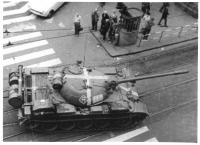 U Špalíčku – tank zatáčí do ulice 28. října, 21. srpna 1968