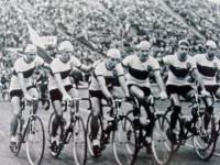 Šestice reprezentantů při čestném kole ve Varšavě