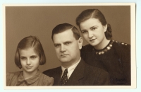 Sestry Grünwaldovy a tatínek v roce 1939