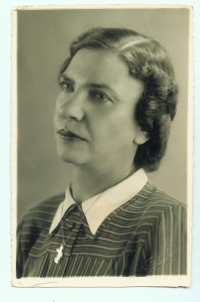 Larissy maminka Agnija Grünwaldová v r. 1943, fotku poslala dceři do Terezína