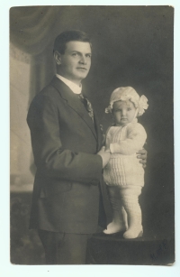 Tatínek Oskar Grünwald a malá Larissa po návratu do Prostějova