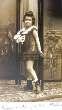 Eva Taussová ve věku necelých pěti let (4 ¾). Brno, 1927.