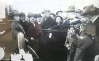 Chaim Weizmann (čtvrtý zleva) na návštěvě brněnského židovského gymnázia. Cca 1930.