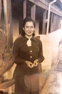 Eva Taussová po příjezdu do Degania Bet. 1939.