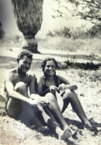 Eva Taussová se svým nastávajícím (Alfredem Drachmannem, synem ředitele židovského gymnázia v Brně Dr. Eduarda Drachmanna). Genezaretské jezero, 1940.
