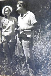 Eva Taussová se svým nastávajícím (Alfredem Drachmannem, synem ředitele židovského gymnázia v Brně Dr. Eduarda Drachmanna). Genezaretské jezero, 1940..