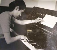 Eva Taussová (Chava Drachmann-Doron) u klavíru. 50. léta 20. století.