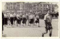 Skupina Makabi Hacair pochoduje městem Kroměříž. Ina Weinbergerová v první řadě čtvrtá zleva. Kroměříž, nedatováno