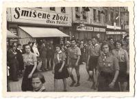 Pochod skupiny Makabi Hacair. Ina Weinbergerová druhá zprava. Nedatováno