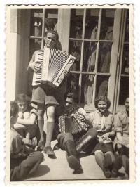 Se členy Makabi Hacair na lodi Galilea cestou do Palestiny. 1939. 