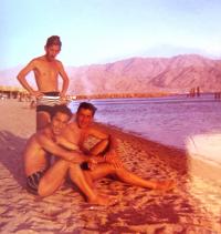 S kolegy během vojenské rezervní služby. Antonín Moťovič (první sedící) na břehu Rudého moře v Eilatu. Konec 60. let 20. století. 
