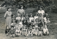 Pamětník druhý zleva, jediný Řek v mateřské škole v Těchoníně, rok 1957