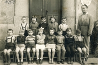 Pamětník uprostřed nahoře, 1. třída v Těchoníně, rok 1959