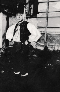 Na dobové fotografii v kroji