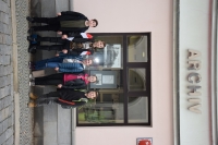 Studenti před svou ZŠ