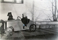 Pan Grulich v dětství - s autíčkem