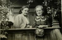 vpravo, Marie Riedlová 1940s