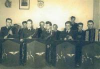 Jan Valter jako člen armádní kapely (druhý zprava)